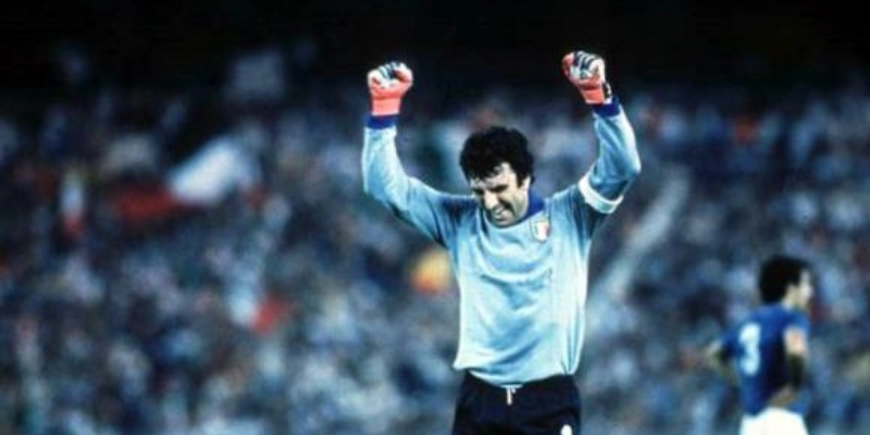 Tìm hiểu về Dino Zoff: Huyền Thoại Thủ Môn Ý 4 Dino Zoff