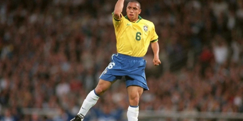 Roberto Carlos: Hậu Vệ Trái Gắn Liền Với Những Cú Sút Sấm Sét 4 Roberto Carlos